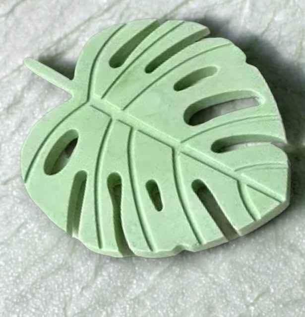 Handgefertigtes Monstera-Blatt – Tropische Dekoration von SteinKunstWerk